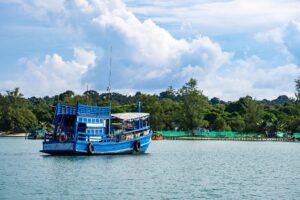Koh Rong - Boat in Bay האי קו רונג סנלואם