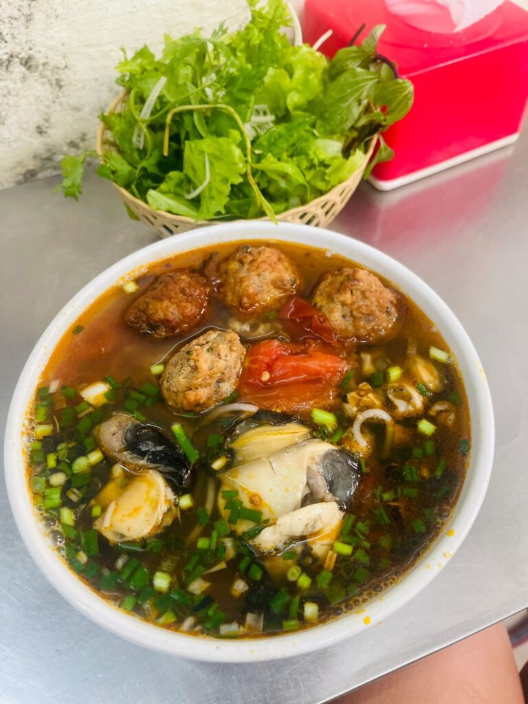 בּון אֹק נווין סיאו – מנת רחוב מסורתית מהאנוי - סוכניות נסיעות למזרח וייטנאם 24/7