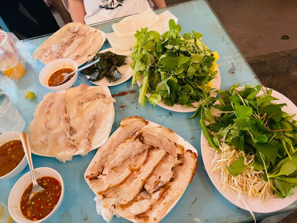 דונלד טרונג – רול חזיר מסורתי בדא נאנג - סוכניות נסיעות למזרח וייטנאם 24/7