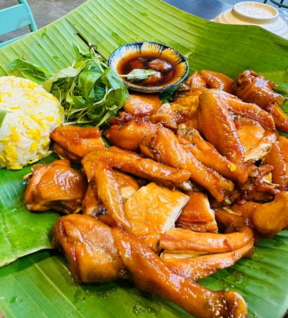 עוף צלוי במלח צ'ילי על מגש במבוק - מנה כפרית אותנטית מווייטנאם - סוכניות נסיעות למזרח וייטנאם 24/7