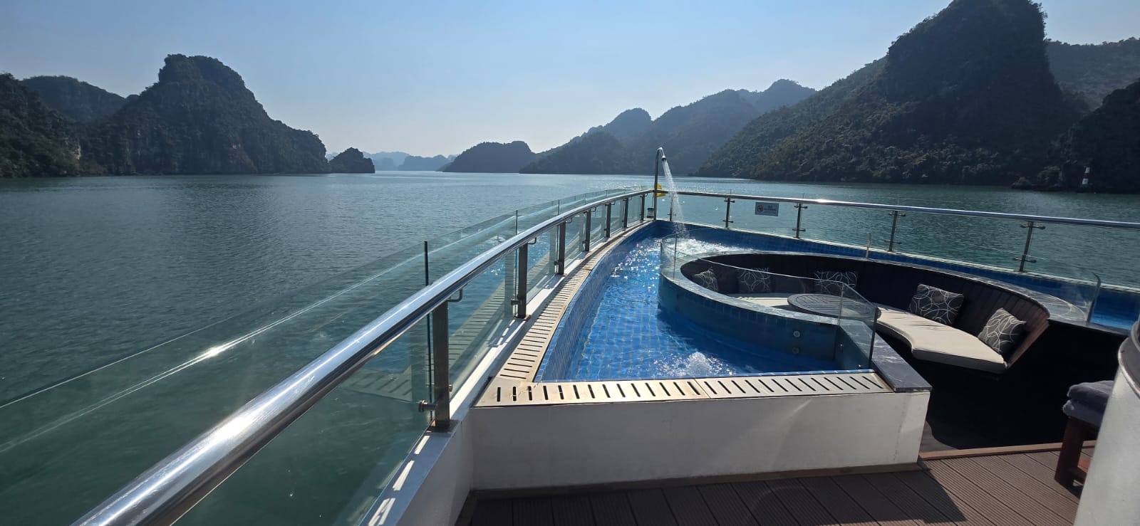 שייט בספינת יוקרה בהאלונג ביי - וייטנאם 247